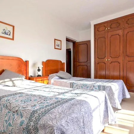 Spacious 4 Bedroom Villa, Private Pool, Free Air Conditioning And Wifi Villa