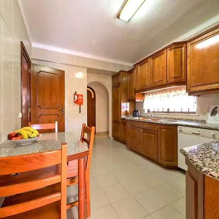 Spacious 4 Bedroom Villa, Private Pool, Free Air Conditioning And Wifi Quarteira