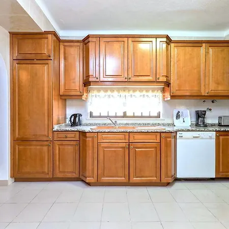 Spacious 4 Bedroom Villa, Private Pool, Free Air Conditioning And Wifi *