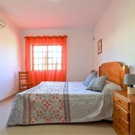Villa Spacious 4 Bedroom Villa, Private Pool, Free Air Conditioning And Wifi Quarteira