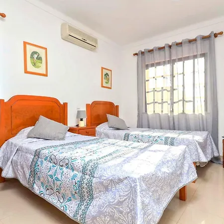 Spacious 4 Bedroom Villa, Private Pool, Free Air Conditioning And Wifi *