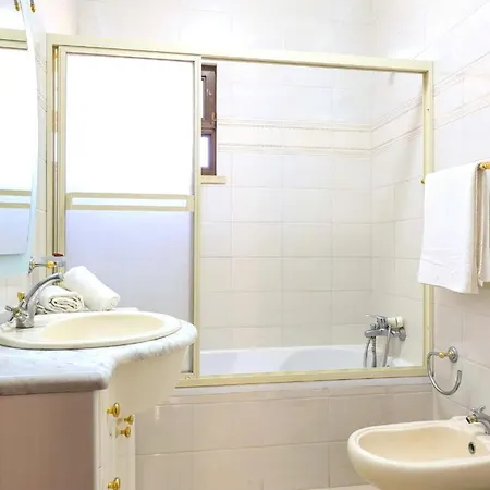 Spacious 4 Bedroom Villa, Private Pool, Free Air Conditioning And Wifi Villa Quarteira