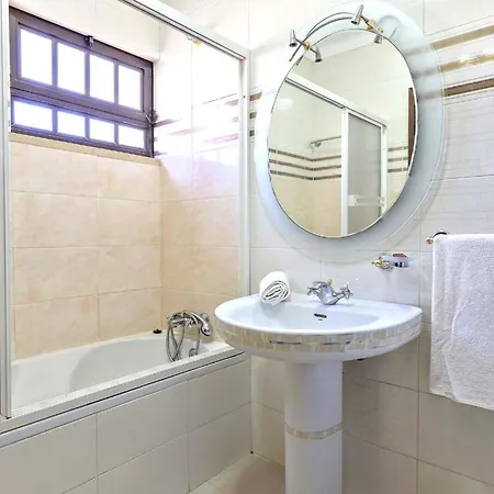 Spacious 4 Bedroom Villa, Private Pool, Free Air Conditioning And Wifi Villa