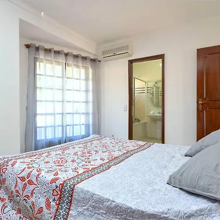 Spacious 4 Bedroom Villa, Private Pool, Free Air Conditioning And Wifi Villa Quarteira
