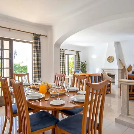 Villa Spacious 4 Bedroom Villa, Private Pool, Free Air Conditioning And Wifi