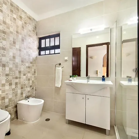 Spacious 4 Bedroom Villa, Private Pool, Free Air Conditioning And Wifi * 쿼테이라