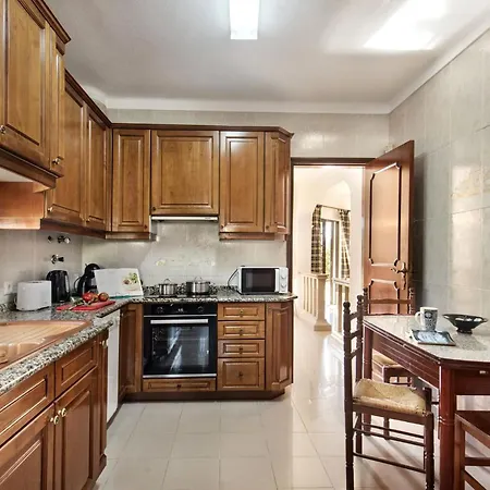 Spacious 4 Bedroom Villa, Private Pool, Free Air Conditioning And Wifi * 쿼테이라