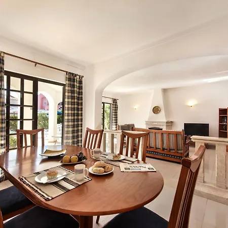 Spacious 4 Bedroom Villa, Private Pool, Free Air Conditioning And Wifi