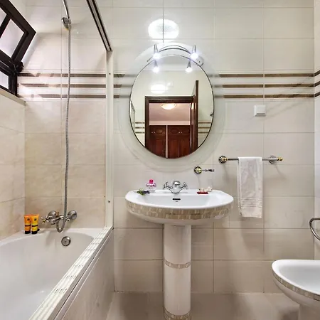 빌라 Spacious 4 Bedroom Villa, Private Pool, Free Air Conditioning And Wifi *