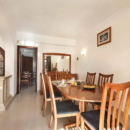 Spacious 4 Bedroom Villa, Private Pool, Free Air Conditioning And Wifi 쿼테이라