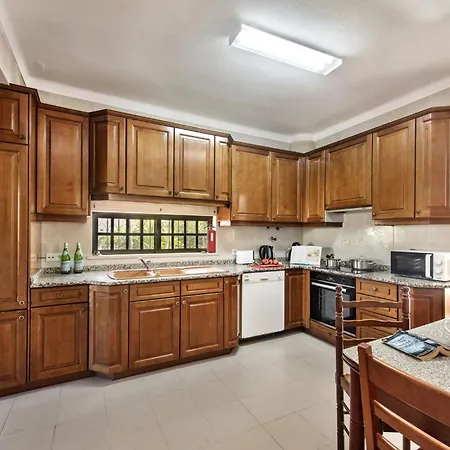 Spacious 4 Bedroom Villa, Private Pool, Free Air Conditioning And Wifi 쿼테이라