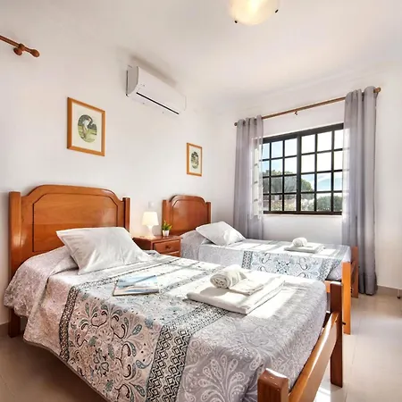 Spacious 4 Bedroom Villa, Private Pool, Free Air Conditioning And Wifi 빌라 쿼테이라