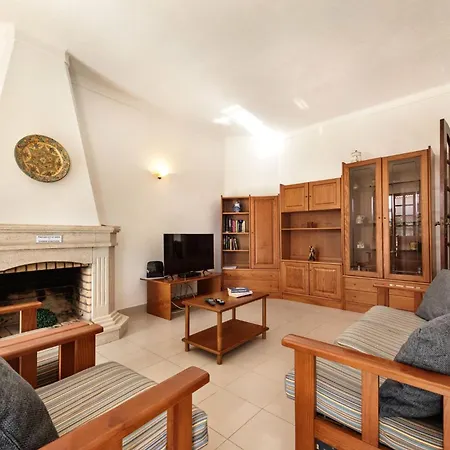 Spacious 4 Bedroom Villa, Private Pool, Free Air Conditioning And Wifi Quarteira