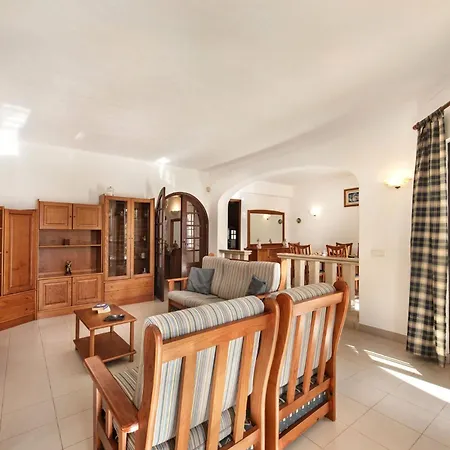 Spacious 4 Bedroom Villa, Private Pool, Free Air Conditioning And Wifi *