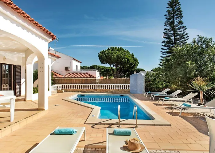 Spacious 4 Bedroom Villa, Private Pool, Free Air Conditioning And Wifi Villa