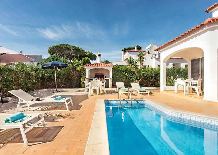 Spacious 4 Bedroom Villa, Private Pool, Free Air Conditioning And Wifi Villa *