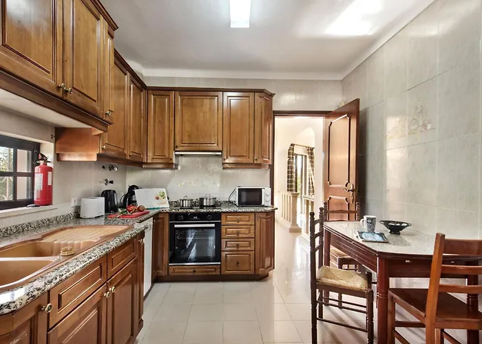 Spacious 4 Bedroom Villa, Private Pool, Free Air Conditioning And Wifi * Quarteira