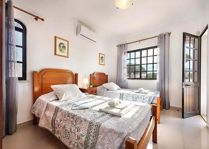 Spacious 4 Bedroom Villa, Private Pool, Free Air Conditioning And Wifi Villa Quarteira