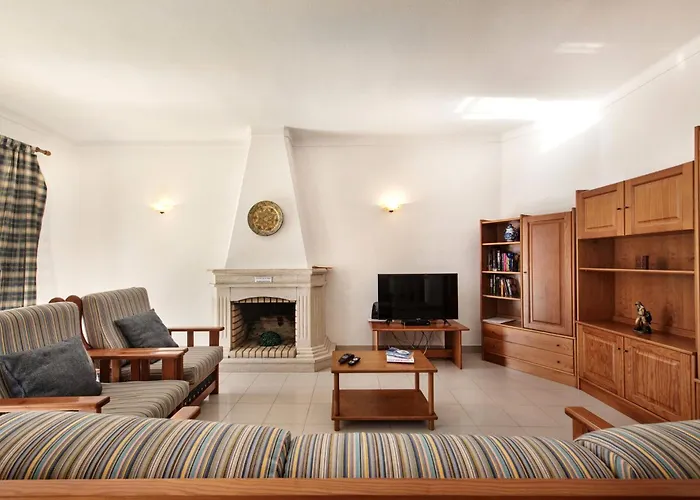 Spacious 4 Bedroom Villa, Private Pool, Free Air Conditioning And Wifi