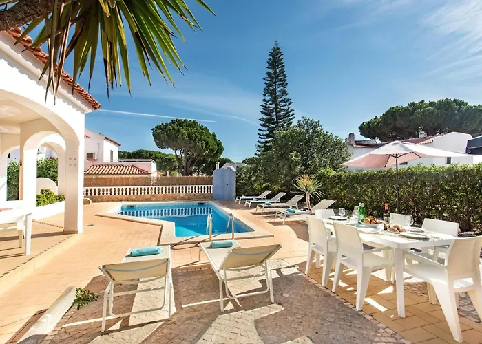 Spacious 4 Bedroom Villa, Private Pool, Free Air Conditioning And Wifi