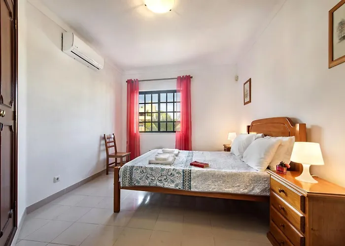 Villa Spacious 4 Bedroom Villa, Private Pool, Free Air Conditioning And Wifi Quarteira