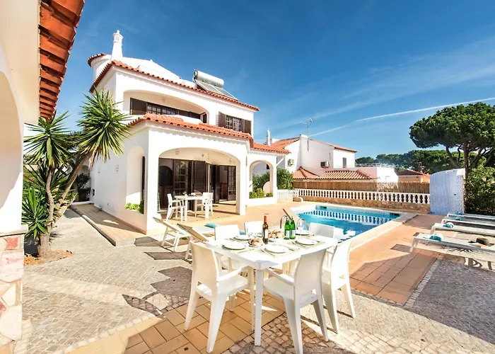 Spacious 4 Bedroom Villa, Private Pool, Free Air Conditioning And Wifi Villa Quarteira